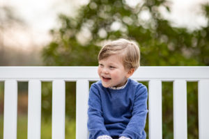 Kleiner Junge auf Parkbank in Bremen beim Familienshooting. Höpkens Ruh ist ein zauberhafter Park zum fotografieren.