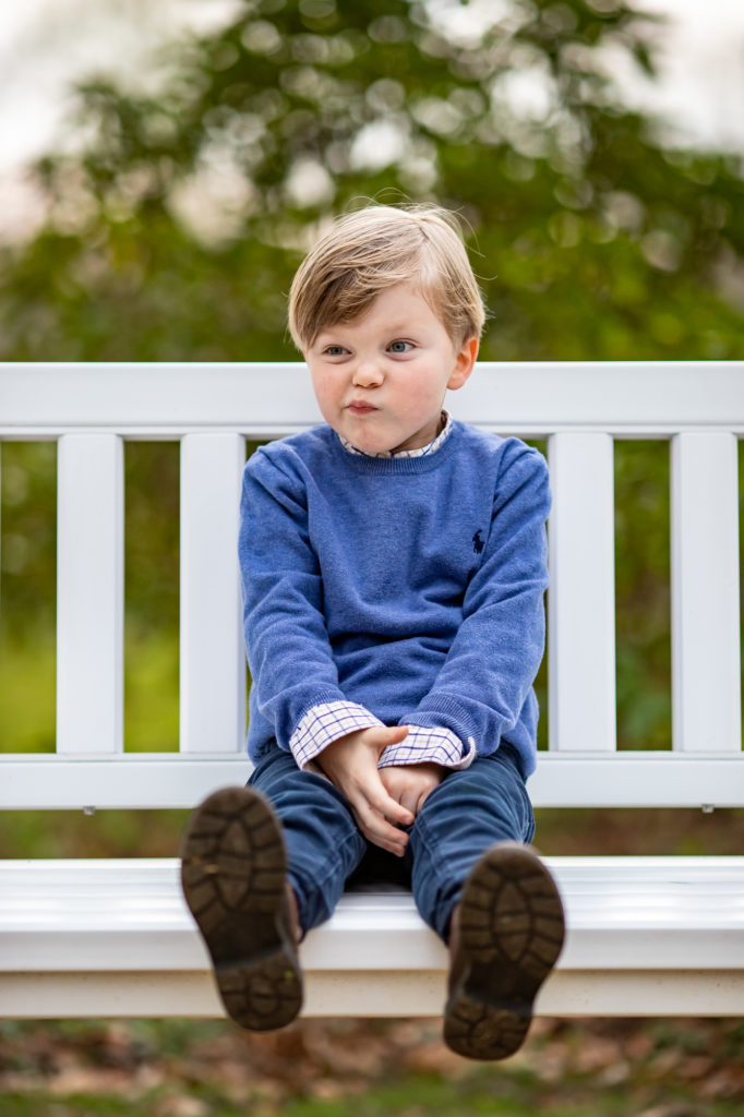 Kleiner Junge auf Parkbank in Bremen beim Familienshooting. Höpkens Ruh ist ein zauberhafter Park zum fotografieren. Fotografin Julia Richter