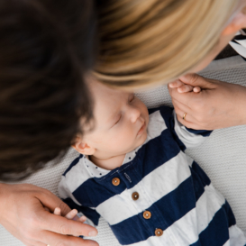 Mama und Papa mit Ihrem Baby beim Babyshooting in Bremen. Familienfotografin Julia Richter aus Bremen