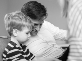 Authentisches und lebendiges Familien Shooting in Bremen. Lifestyle Fotografie bei der Familie zuhause.