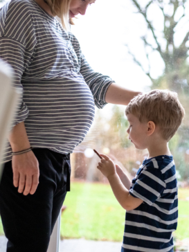 Authentisches und lebendiges Familien Shooting in Bremen. Lifestyle Fotografie bei der Familie zuhause.