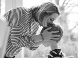 Authentisches und lebendiges Familien Shooting in Bremen. Lifestyle Fotografie bei der Familie zuhause.